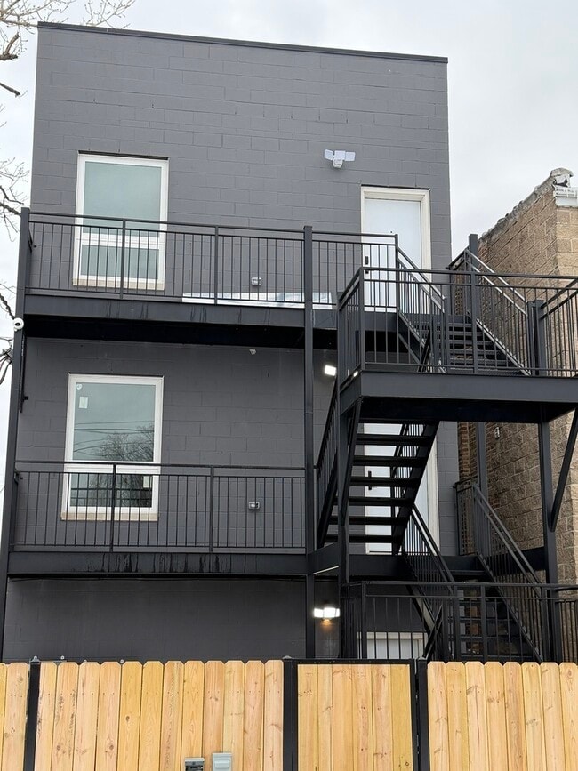 Building Photo - 2622 W Adams St