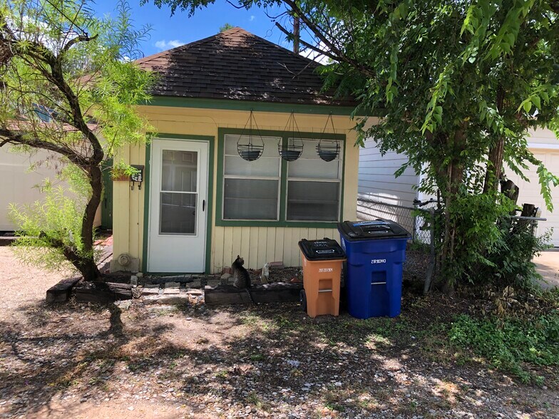 Front entrance off quiet alley (carriage house is behind main house) - 508 Bellevue Pl