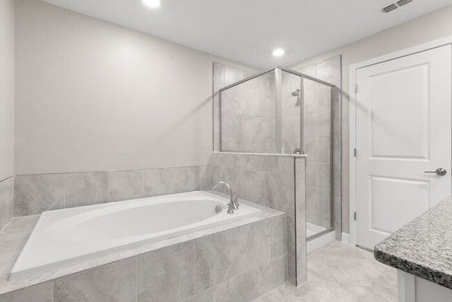 Building Photo - LIKE NEW Townhome in Willow Square