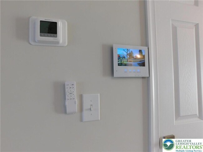 Building Photo - 326 E Frankford St