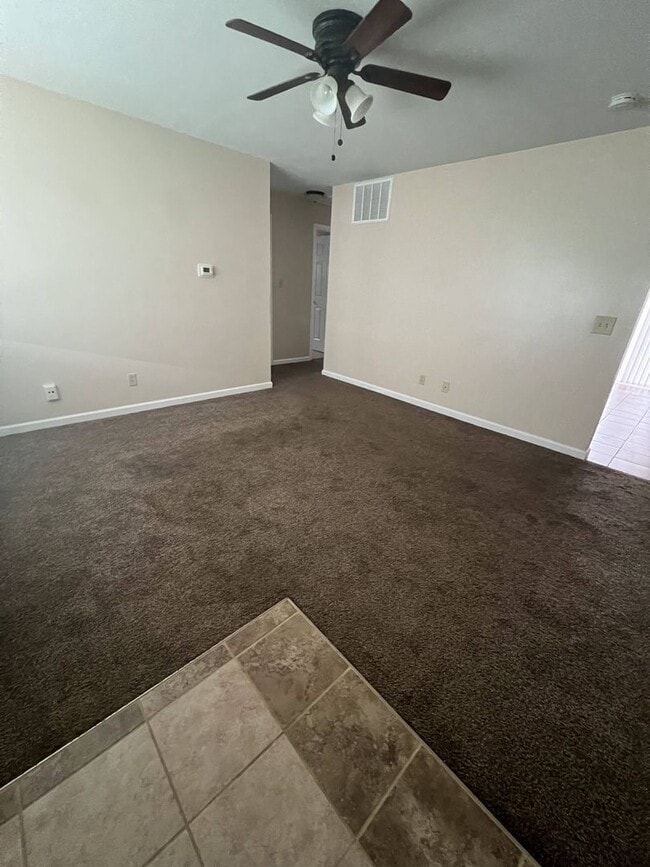 Building Photo - Pleasant 2 Bedroom, Private Entrance Apart...