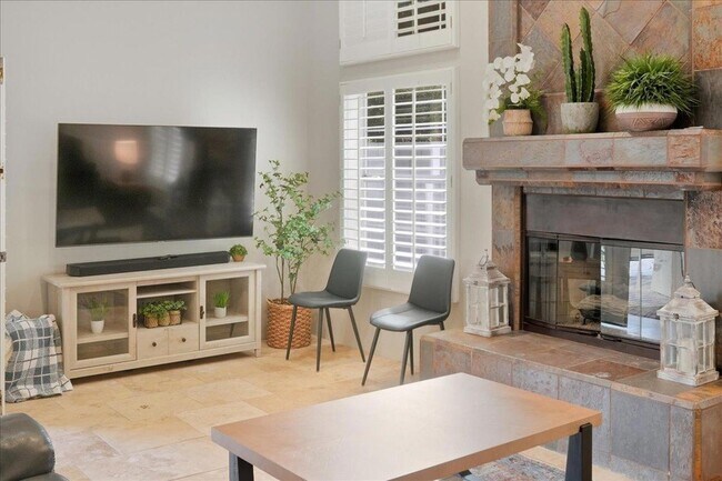 Building Photo - 1909 E Coral Tree Dr