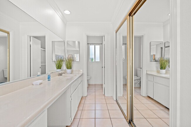 Building Photo - 734 Claraday St