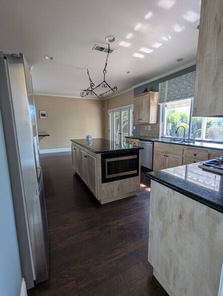Building Photo - 2300 Rutland Pl