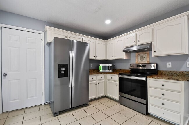 Building Photo - Pet Friendly on Three Acres!