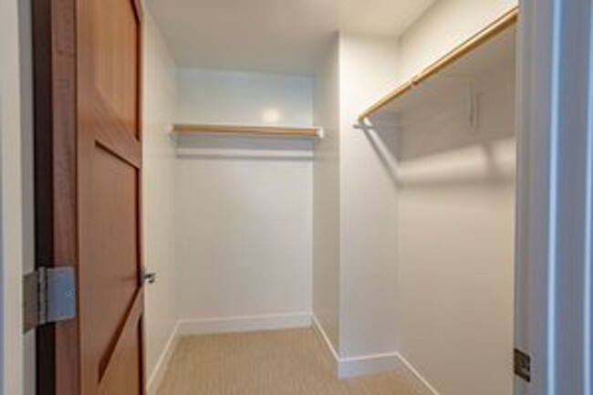 Building Photo - Fully ADA 2 bed/ 2 bath