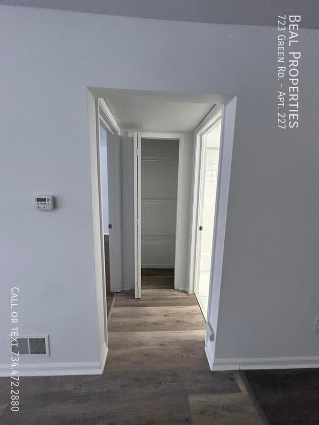 Building Photo - 723 Green Rd