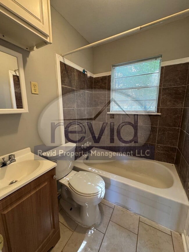 Building Photo - 2 Bedroom 1 Bath House!!