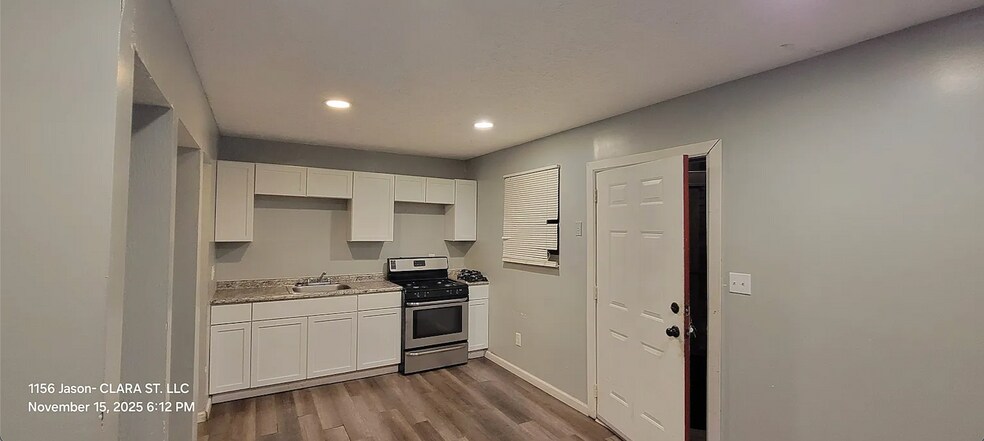 Building Photo - 1156 Jason Ave