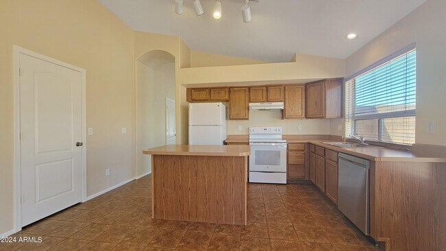 Building Photo - 5325 N 124th Ave