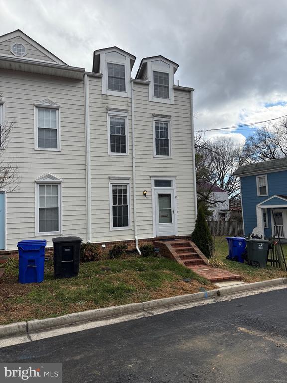 Building Photo - 2011 N Oakland St