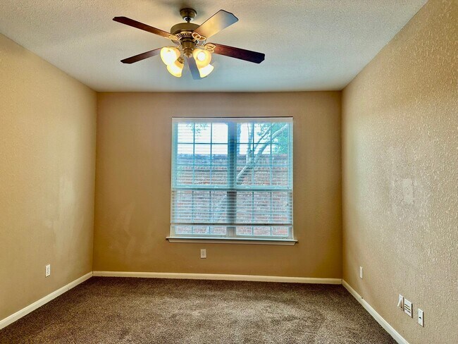 Building Photo - 1122 Glenwood Canyon Ln