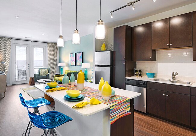 Building Photo - 2024 E 7th St