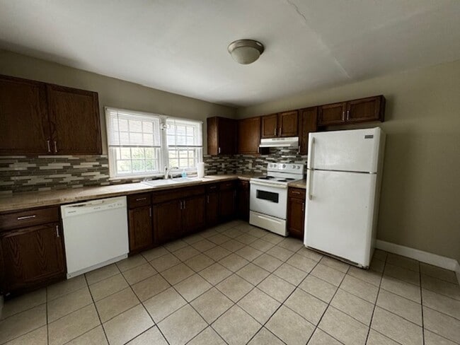 Building Photo - 2 Bedroom 1 Bath House with garage