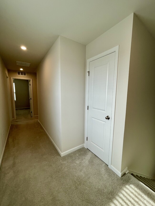 Building Photo - 154 Robinia Rd