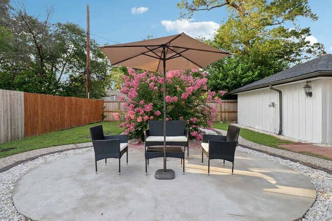 Building Photo - 10328 Shadow Oaks Dr