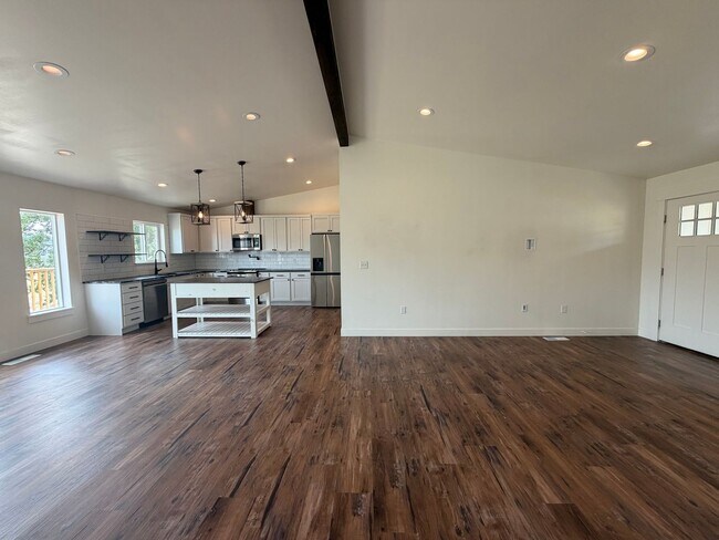 Building Photo - Now renting 3 bedroom House