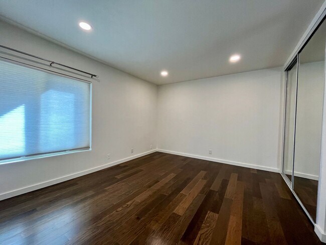 Building Photo - 141 S Clark Dr