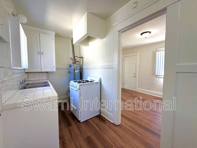 Building Photo - 1138 1/2 Blinn Ave.