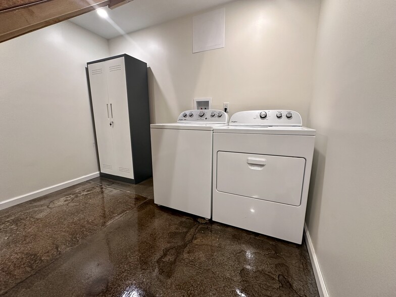 shared laundry - 6 Flat Rock Rd