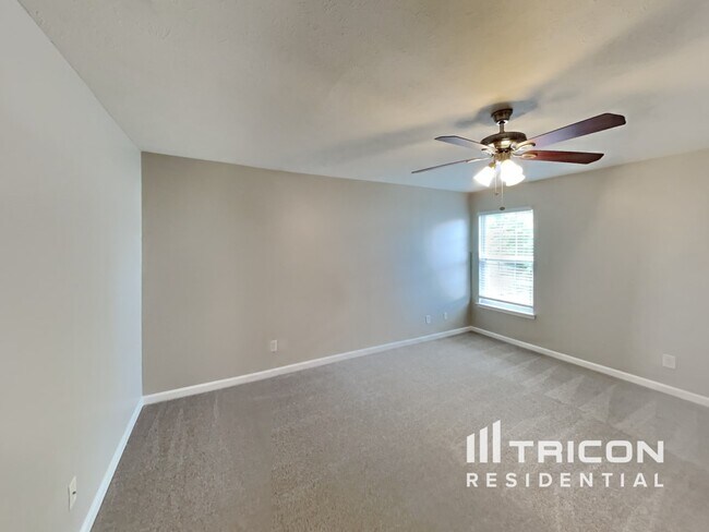 Building Photo - 323 Sarna Dr