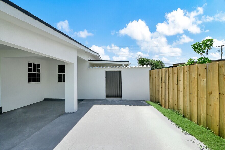 Building Photo - 4040 SW 108th Ave