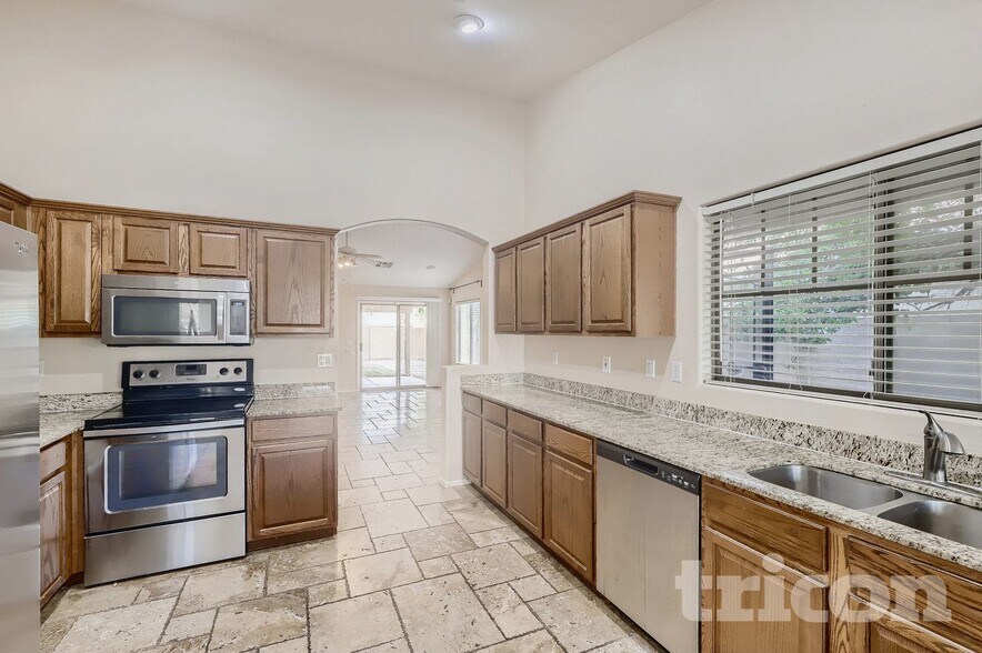 Building Photo - 4410 W Donner Dr