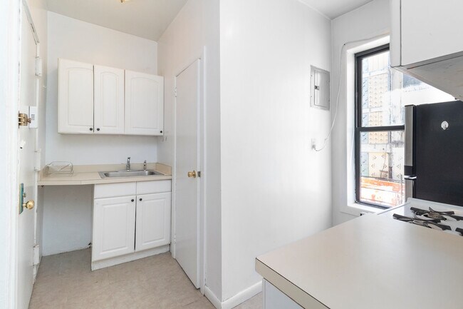 Building Photo - 329 E 94th St