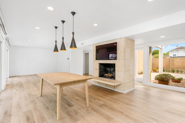 Building Photo - REMODELED 4 BD/3.5 BA RANCH STYLE HOME IN DOVER SHORES