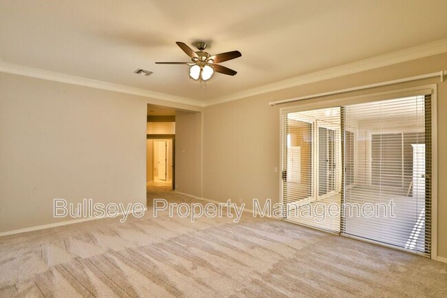 Building Photo - 1550 N Robin Ln