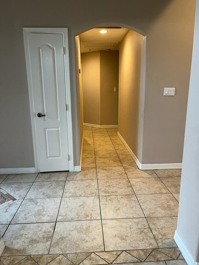 Building Photo - 1909 Ezekiel St