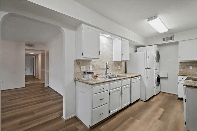 Building Photo - 357 N Post Oak Ln