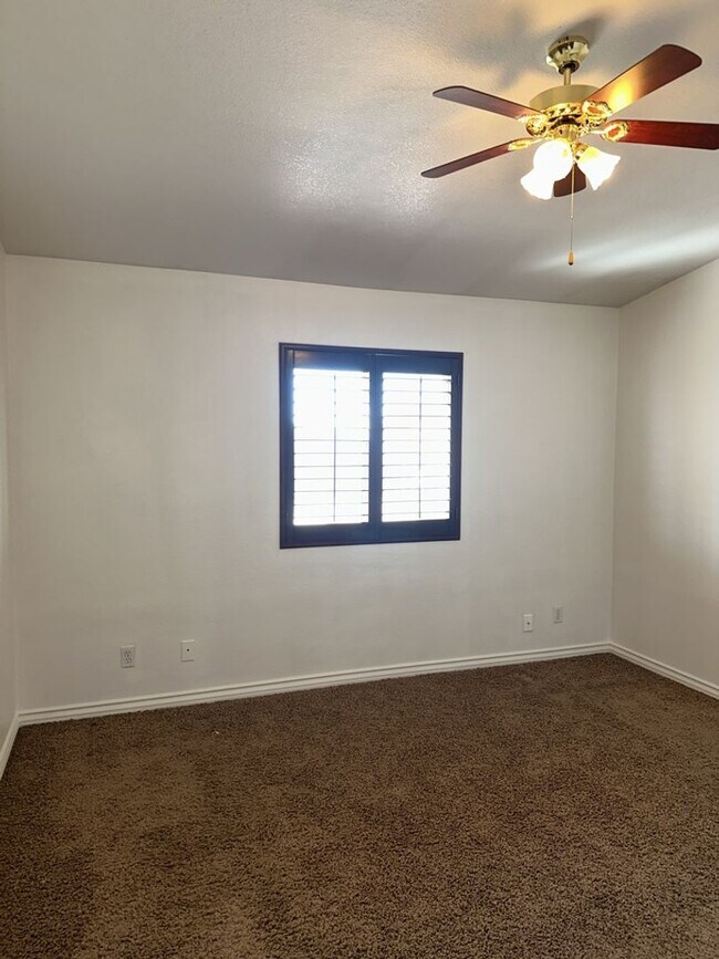 Building Photo - Unfurnished Pool Home