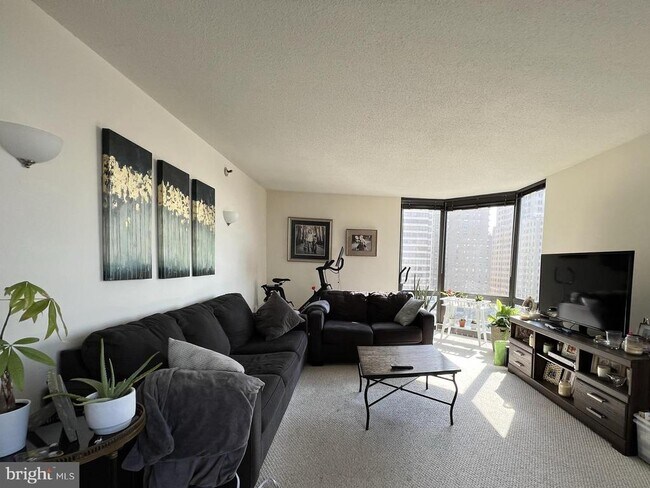 Building Photo - 2020 Walnut St