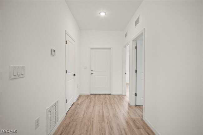 Building Photo - 627 SE 13th Pl