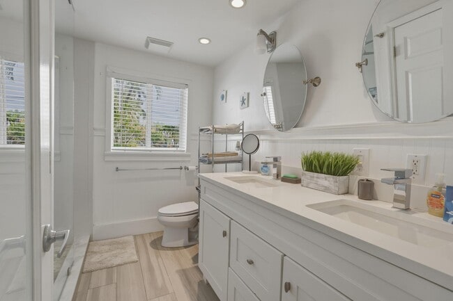 Building Photo - 3036 NE 19th St