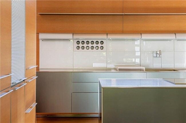 Building Photo - 515 Claire Dr NE