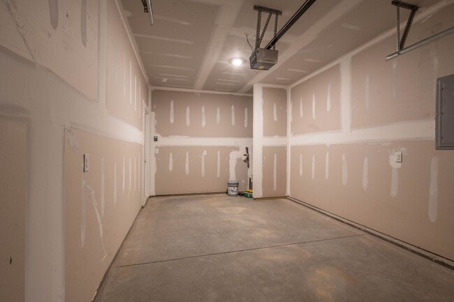 Building Photo - Beautiful newly constructed 3 bed and 2.5 bath townhouse with garage in the heart of jonesborough.