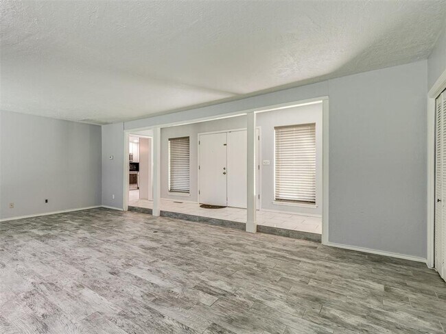 Building Photo - Updated & Close to Everything!