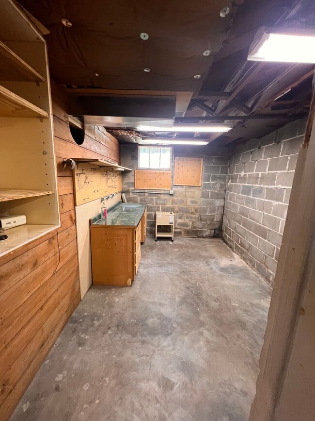 Building Photo - Spacious Home w/ Fenced Backyard