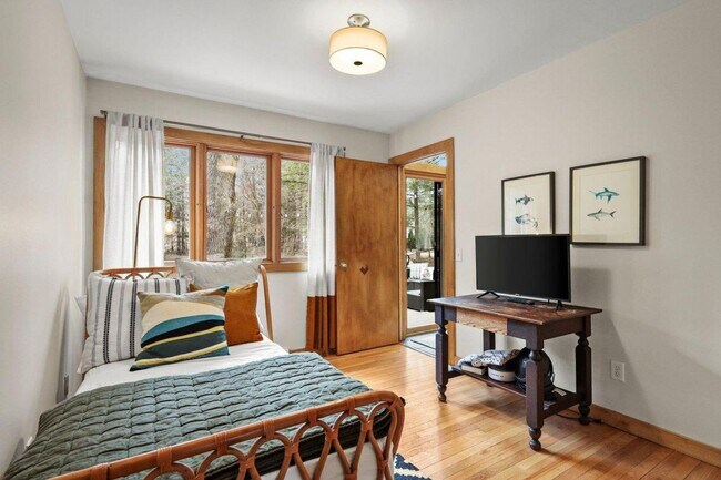 Building Photo - Mid-Century Home