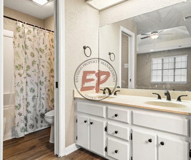 Building Photo - 521 Jancy Dr