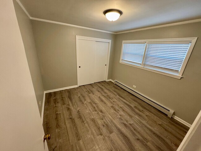 Building Photo - 6038 W Peterson Ave