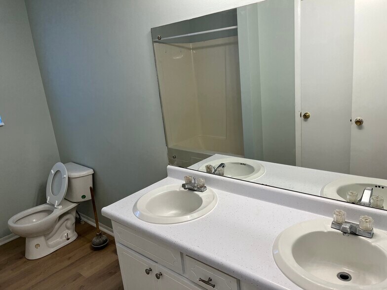 Bathroom - 1031 W Vann Rd