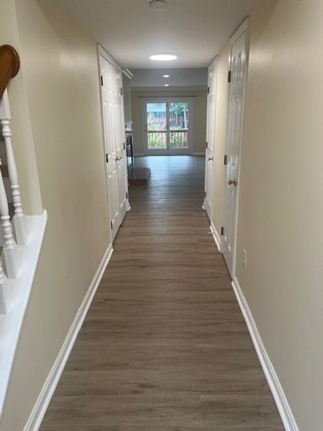 Building Photo - Gorgeous home with boat slip and water views