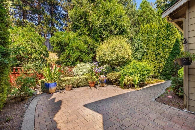 Building Photo - Elegant Redmond Retreat | 4 Bed + 2 Offices | Prime Cul-de-Sac Location