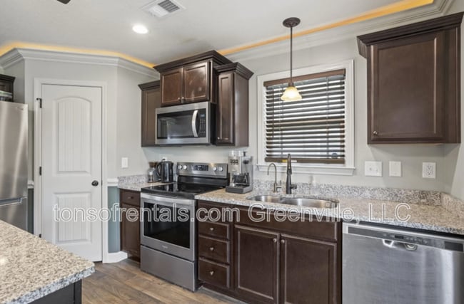 Building Photo - 679 Spartan Commodor Ln