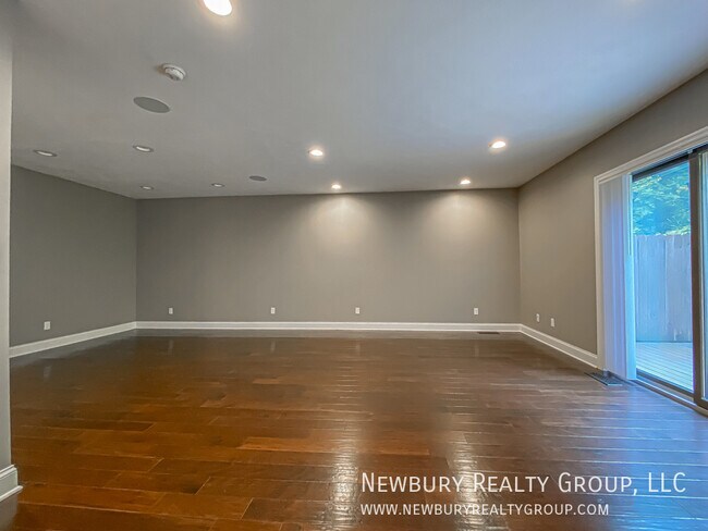 Building Photo - 147 Banksville Pl