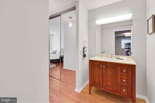 Building Photo - 900 N Stafford St