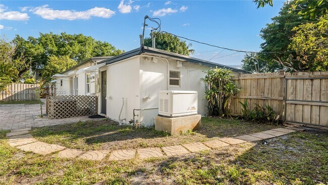Building Photo - 1701 SW 12th Ave